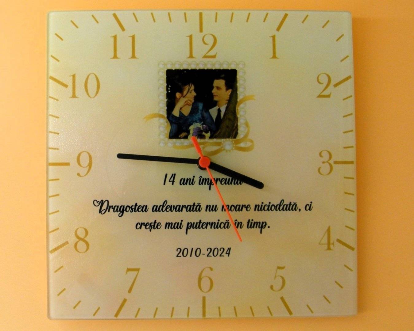 Ceas de perete 30 x 30 cm patrat personalizat cu poza si mesaj „Aniversare Casatorie”