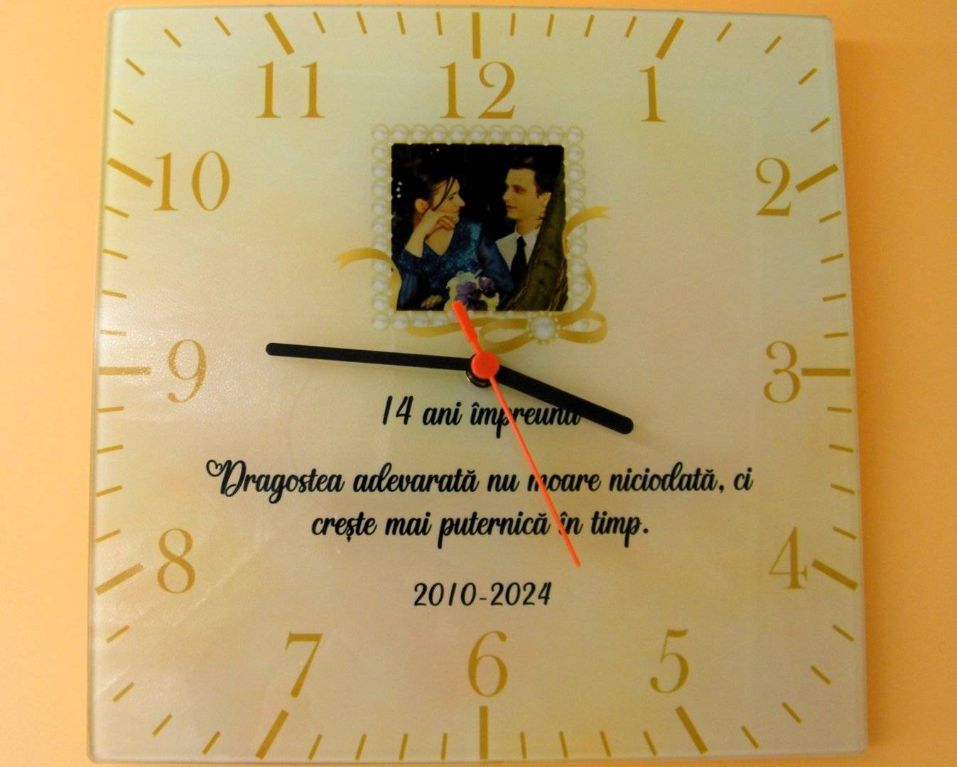 Ceas de perete patrat personalizat cu poza si mesaj „Aniversare Casatorie”