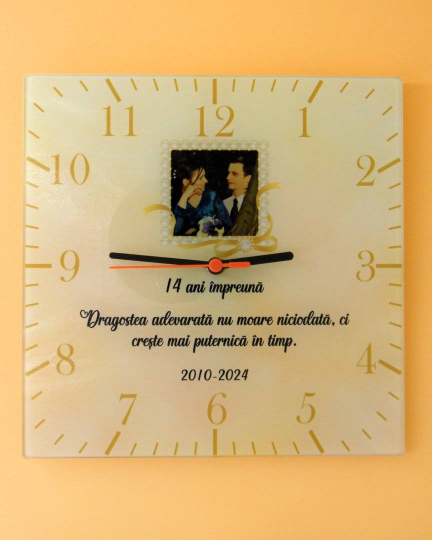 Ceas de perete patrat personalizat cu poza si mesaj „Aniversare Casatorie”