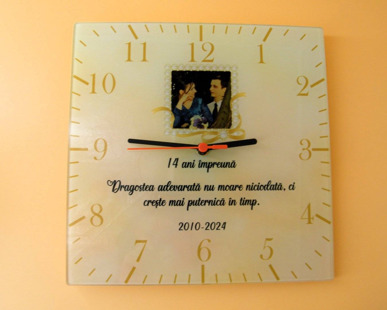 Ceas de perete patrat personalizat cu poza si mesaj „Aniversare Casatorie”