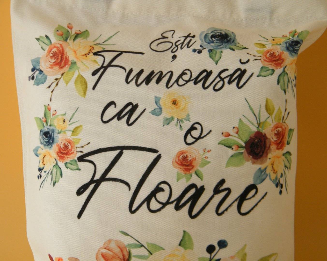 Geanta personalizata material canvas cu fermoar si bretele lungi negre „Flori”