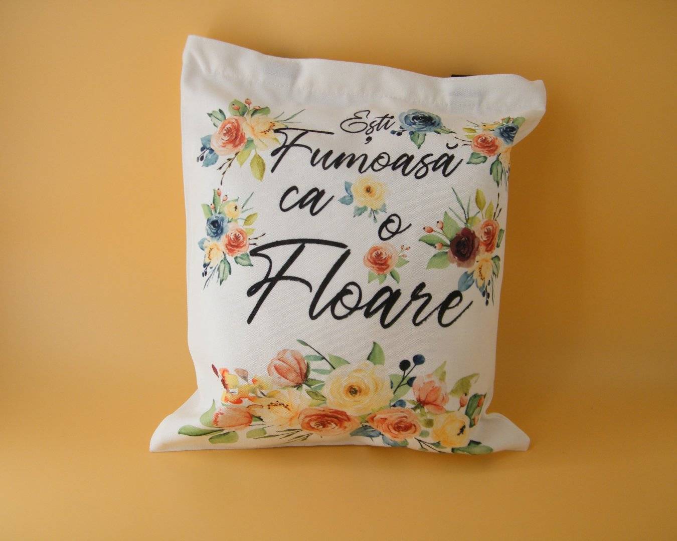Geanta personalizata material canvas cu fermoar si bretele lungi negre „Flori”