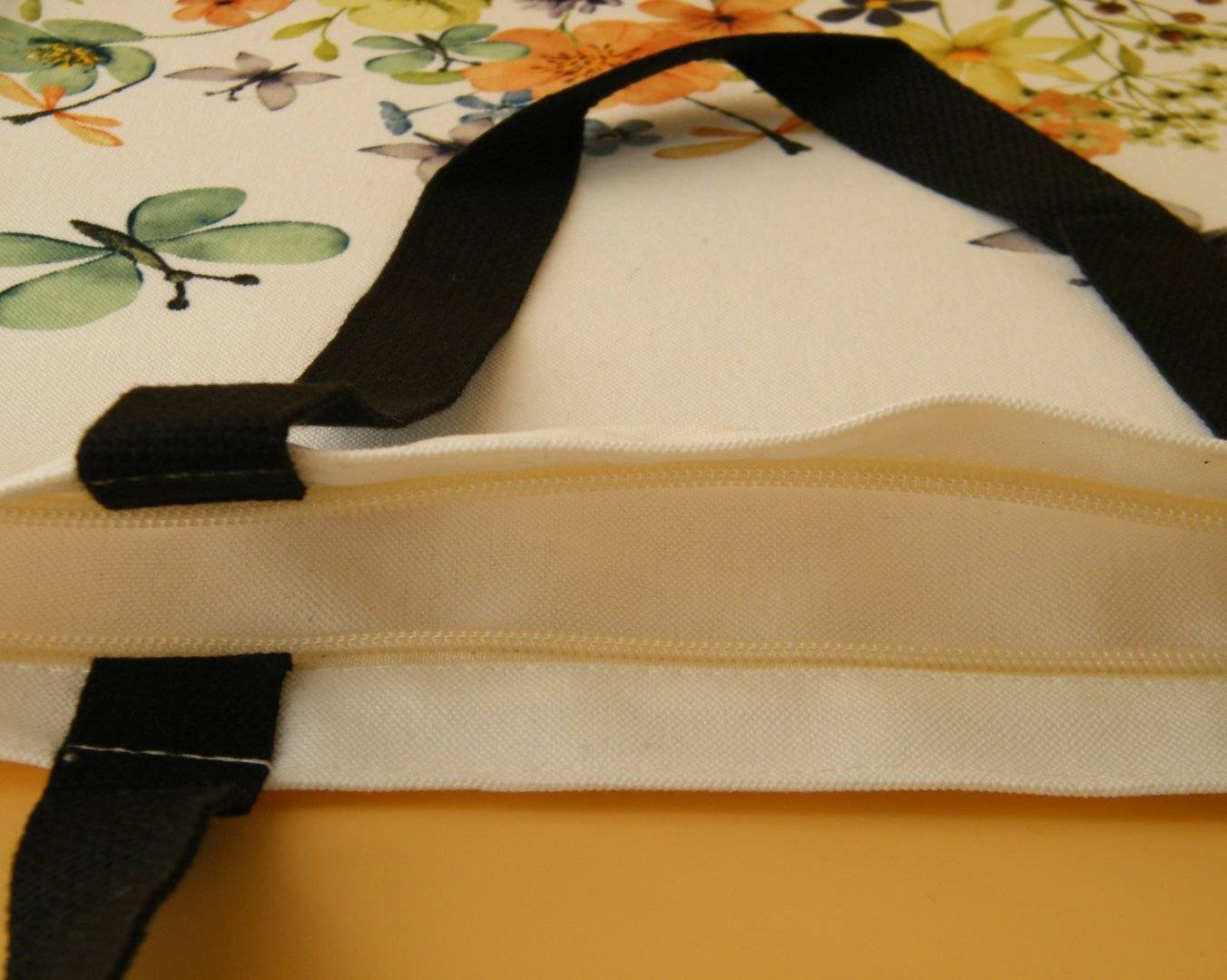 Geanta personalizata material canvas cu fermoar si bretele lungi negre „Fluturi”