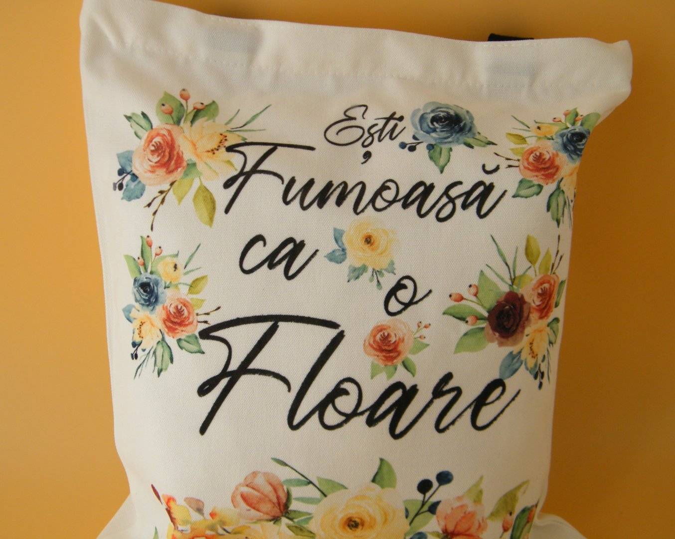 Geanta personalizata material canvas cu fermoar si bretele lungi negre „Esti frumoasa...”