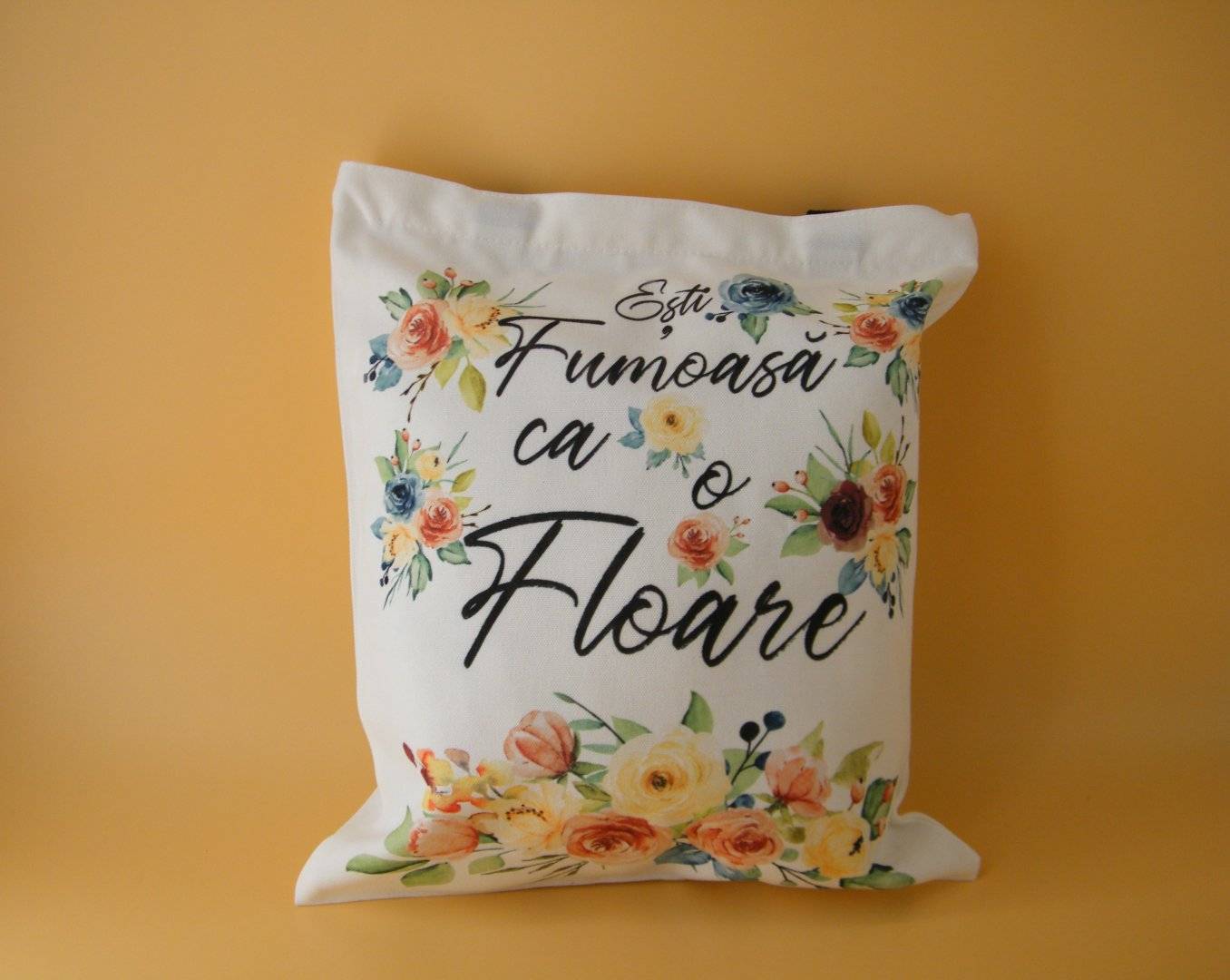 Geanta personalizata material canvas cu fermoar si bretele lungi negre „Esti frumoasa...”