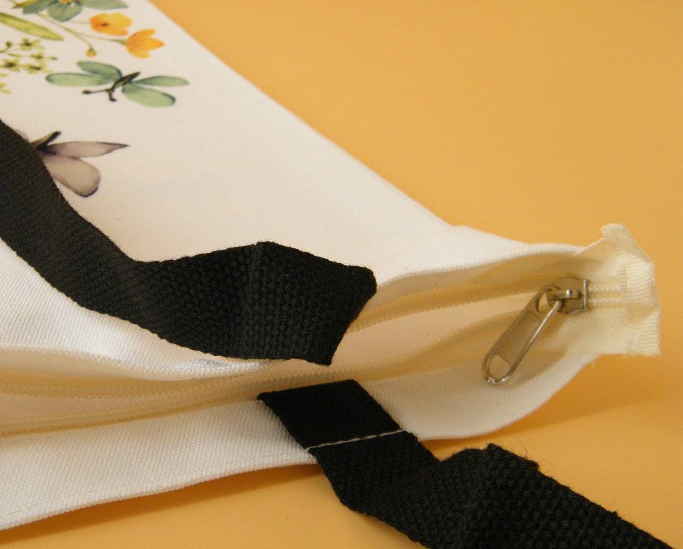 Geanta personalizata material canvas cu fermoar si bretele lungi negre „Fluturi”