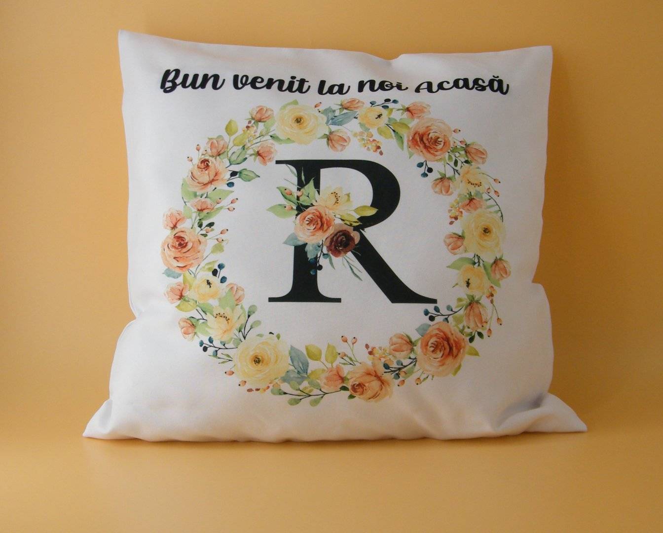 Perna decorativa personalizata cu mesaj si poza „Bun venit...”