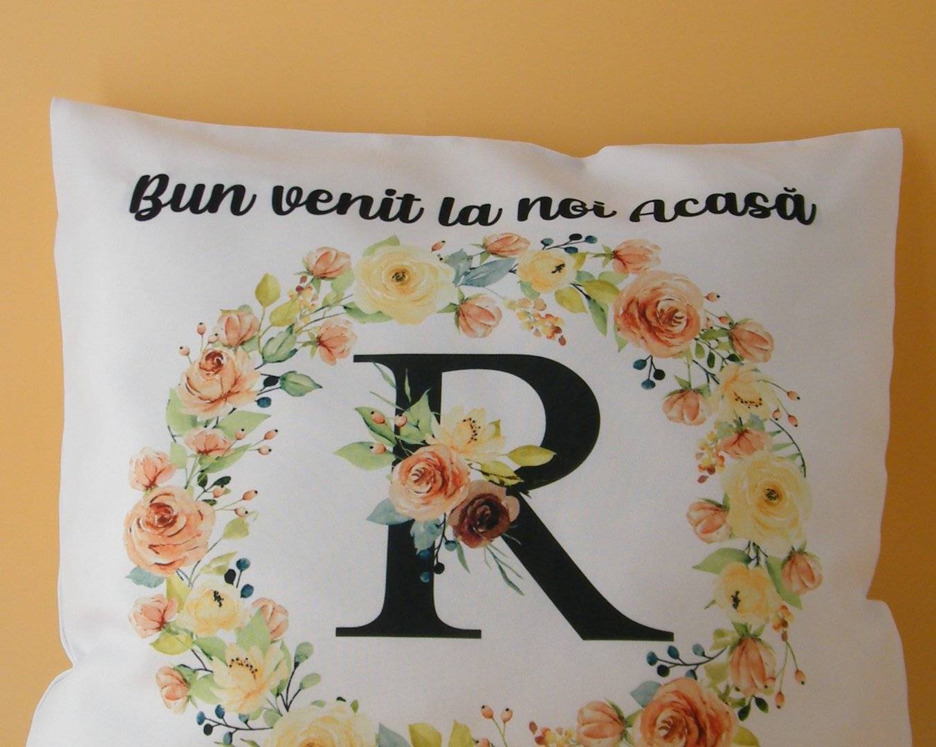 Perna decorativa personalizata cu mesaj si poza „Bun venit...”