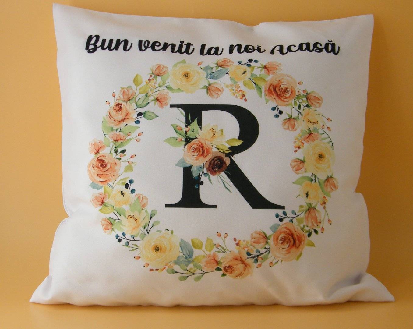 Perna decorativa personalizata cu mesaj si poza „Bun venit...”