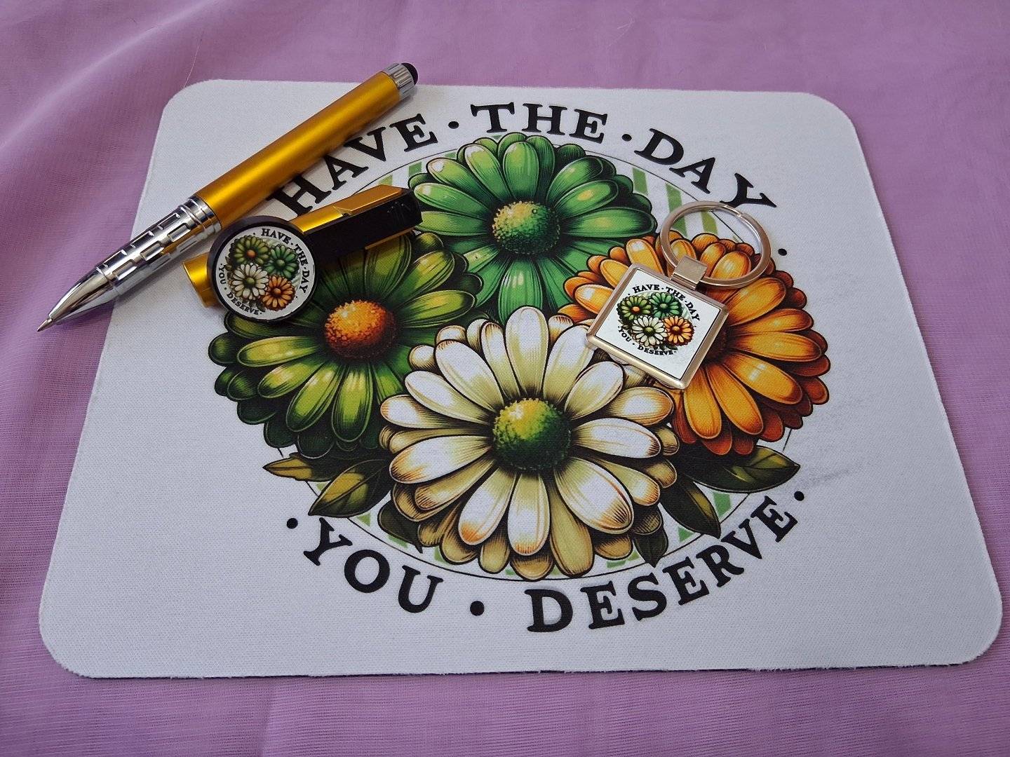 Set Cadou Personalizat: Breloc Metalic, Pix si Mousepad 