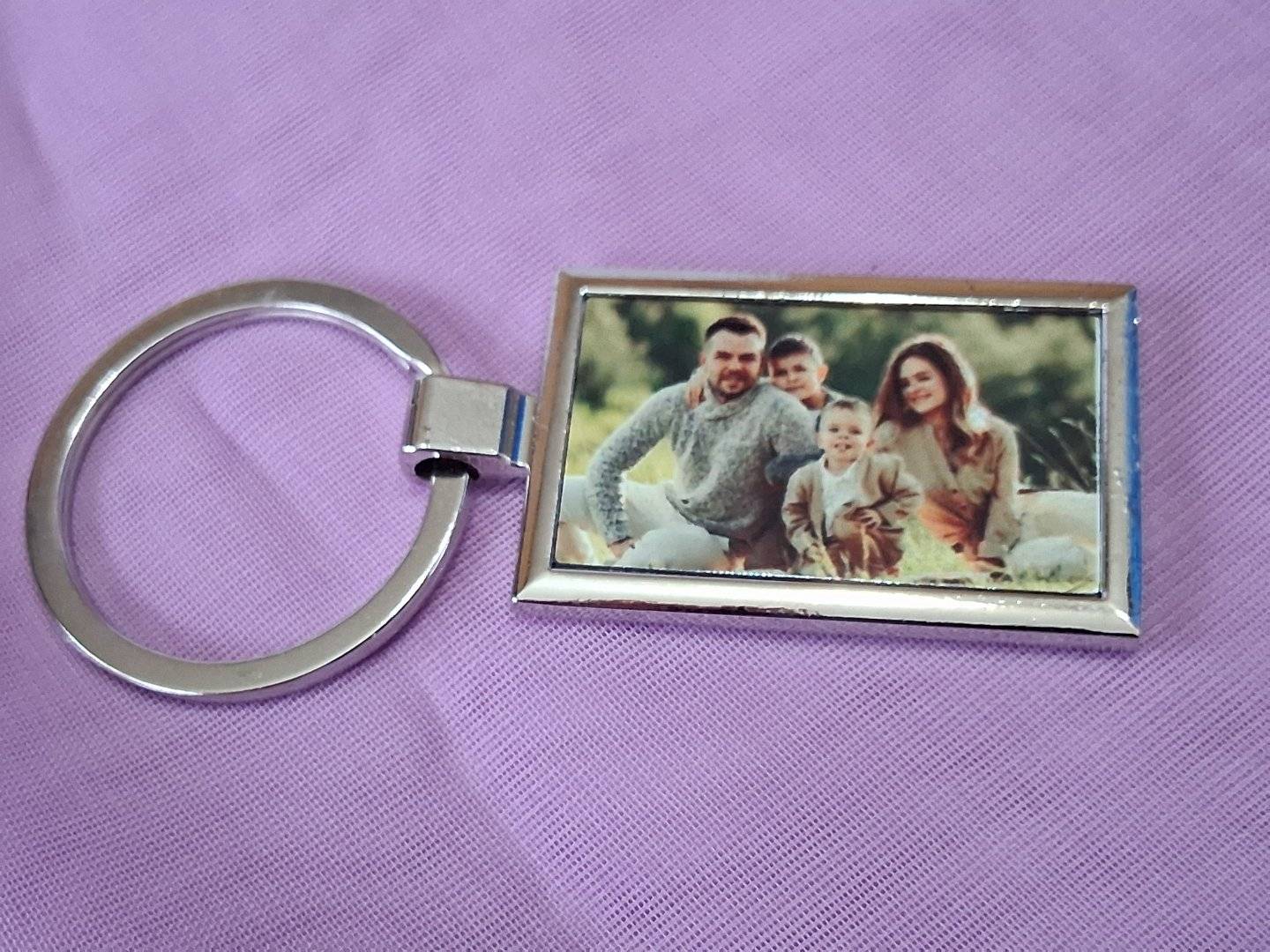 Set cadou personalizat: magnet, deschizator de sticle și breloc metalic