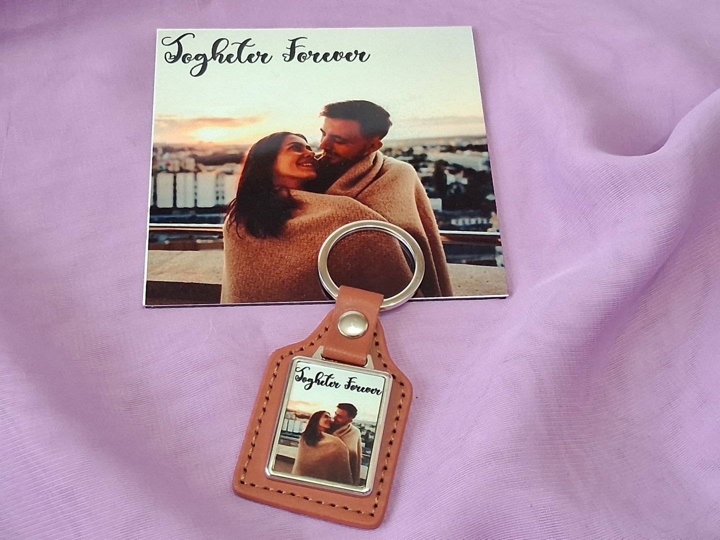 Set Cadou Personalizat: Magnet din Aluminiu si Breloc din Piele cu Pandantiv 