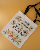Geanta personalizata material canvas cu fermoar si bretele lungi negre „Esti frumoasa...”
